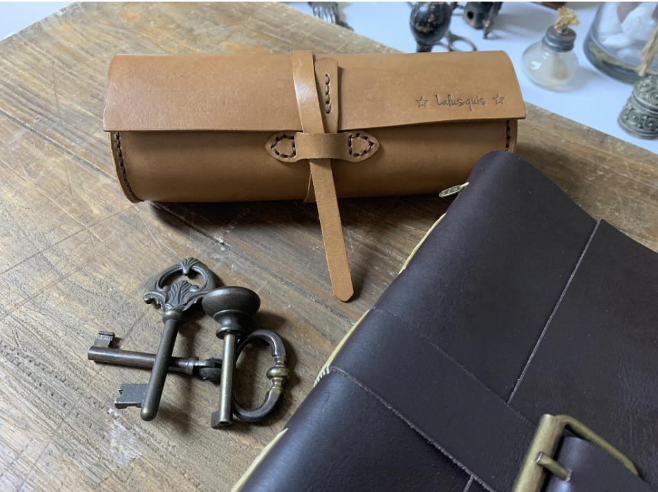 Estuche portatodo en piel de vaqueta marrón o natural