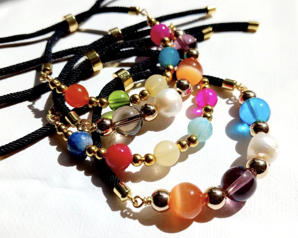Pulseras tejidas con piedras coloridas